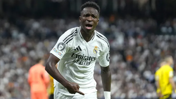 Vini Jr comemora gol marcado pelo Real Madrid em atuação brilhante na Champions League.
