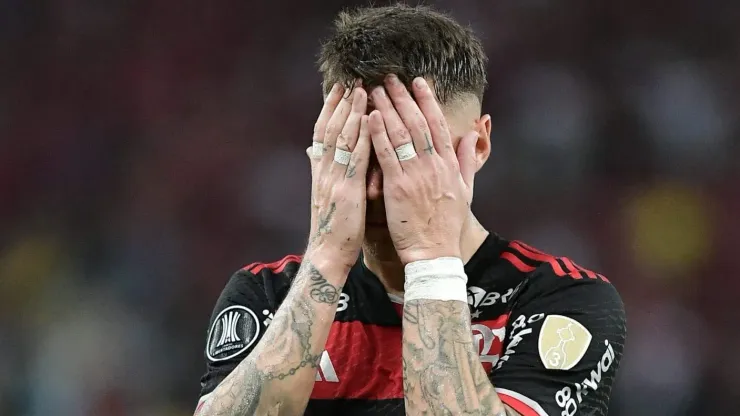 Varela, jogador do Flamengo, é flagrado em confusão. Foto: Thiago Ribeiro/AGIF
