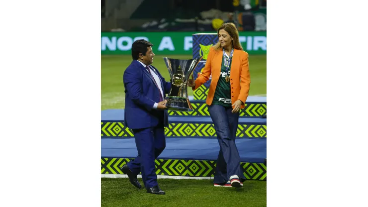 SAO PAULO, BRAZIL - NOVEMBER 09: Ednaldo Rodrigues President of CBF delivers the trophy of champion of the Brasileirão 2022 to Leila Pereira President of Palmeiras during the match between Palmeiras and America MG as part of Brasileirao Series A 2022 at Allianz Parque on November 09, 2022 in Sao Paulo, Brazil. (Photo by Ricardo Moreira/Getty Images)
