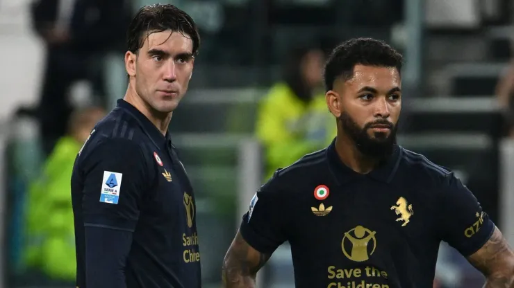 Vlahovic (à esquerda), alvo do Arsenal e Douglas Luiz, jogadores da Juventus. Foto: IMAGO / IPA Sport
