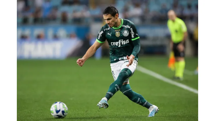 PORTO ALEGRE, BRAZIL - SEPTEMBER 21: Rafael Veiga of Palmeiras makes a pass during the match between Gremio and Palmeiras as part of Brasileirao 2023 at Arena do Gremio Stadium on September 21, 2023 in Porto Alegre, Brazil. (Photo by Pedro H. Tesch/Getty Images)
