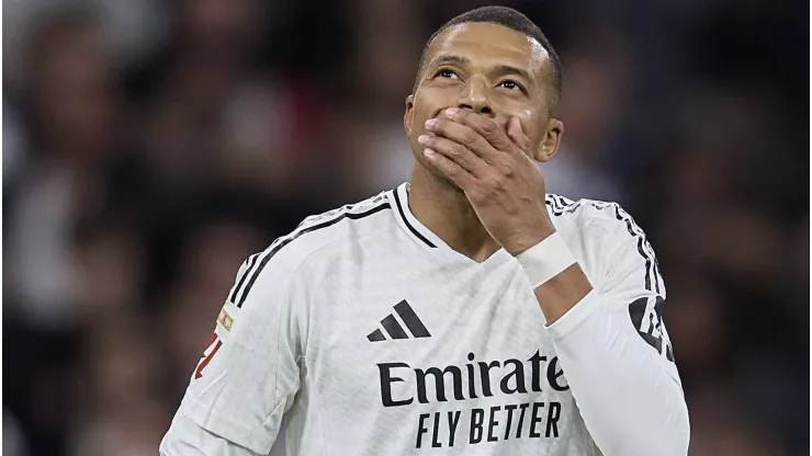 Mbappé com a camisa do Real Madrid.
