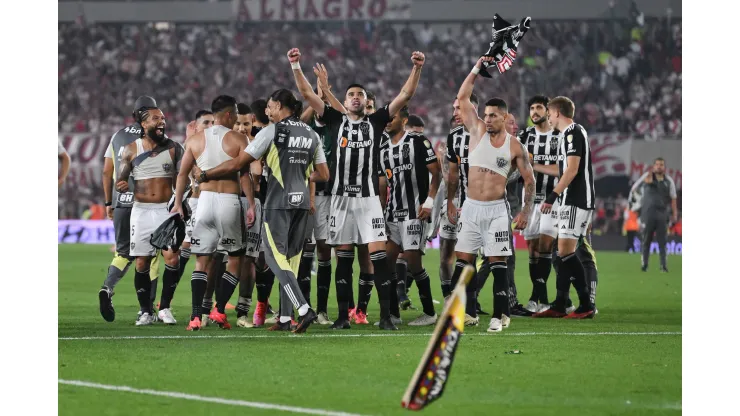 BUENOS AIRES, ARGENTINA - OCTOBER 29: Rodrigo Battaglia of Atletico Mineiro and teammates celebrate after the draw and advancing to the final following the Copa CONMEBOL Libertadores 2024 Semifinal second leg match between River Plate and Atletico Mineiro at Estadio Más Monumental Antonio Vespucio Liberti on October 29, 2024 in Buenos Aires, Argentina. (Photo by Marcelo Endelli/Getty Images)
