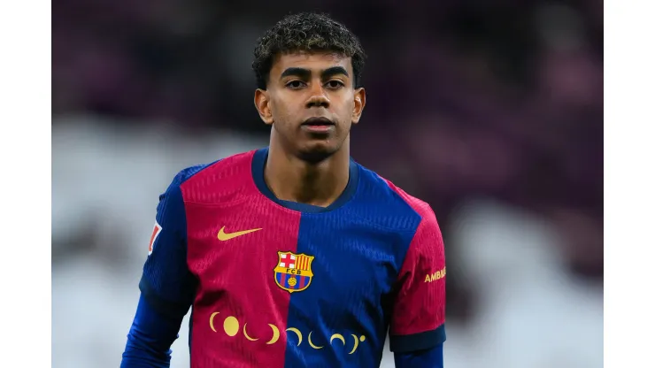 MADRID, SPAIN - OCTOBER 26: Lamine Yamal of FC Barcelona wears a special edition Coldplay match shirt during the LaLiga match between Real Madrid CF and FC Barcelona at Estadio Santiago Bernabeu on October 26, 2024 in Madrid, Spain. (Photo by David Ramos/Getty Images)
