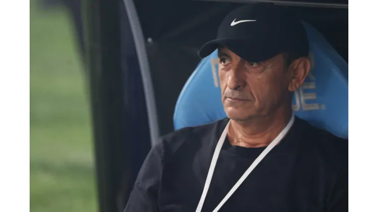 AVELLANEDA, ARGENTINA - OCTOBER 31: Ramon Diaz, Head Coach of Corinthians looks on during the Copa CONMEBOL Sudamericana 2024 Semifinal second leg match between Racing Club and Corinthians  at Presidente Peron Stadium on October 31, 2024 in Avellaneda, Argentina. (Photo by Daniel Jayo/Getty Images)
