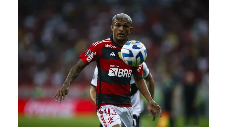 RIO DE JANEIRO, BRAZIL - AUGUST 03: Wesley of Flamengo looks at the ball during the Copa CONMEBOL Libertadores round of 16 first leg match between Flamengo and Olimpia at Maracana Stadium on August 03, 2023 in Rio de Janeiro, Brazil. (Photo by Wagner Meier/Getty Images)
