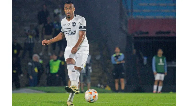 Marlon Freitas durante a partida entre Peñarol e Botafogo no Uruguai, no dia 30 de outubro de 2024. (DiaEsportivo / Alamy Stock Photo)
