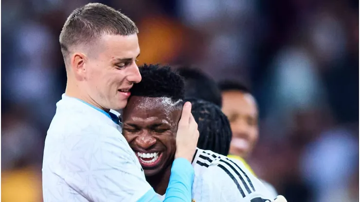 Andriy Lunin e Vinícius Júnior se abraçam após vitória do Real Madrid.
