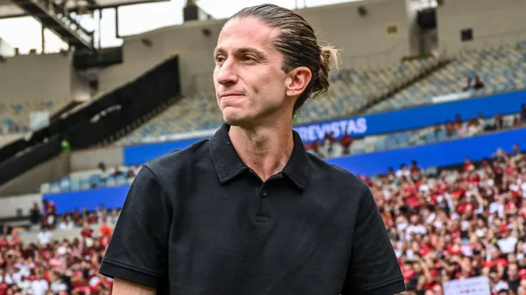 Filípe Luís, técnico do Flamengo, à beira do gramado do Maracanã.
