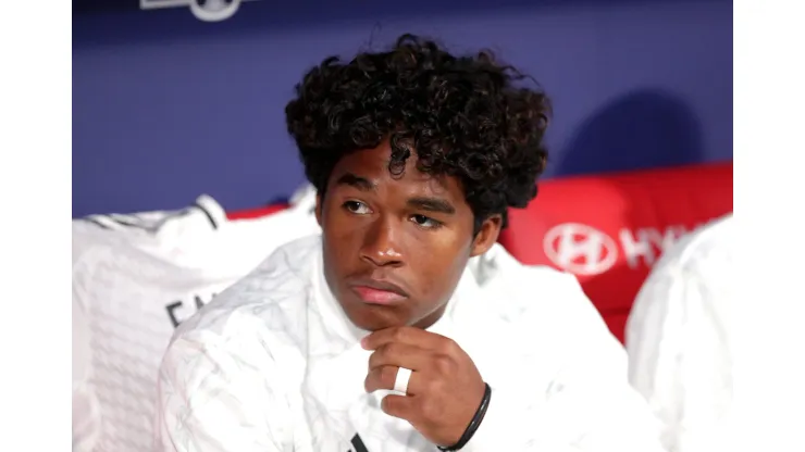 MADRID, SPAIN - SEPTEMBER 29: Endrick of Real Madrid looks on from the substitutes bench prior to the LaLiga match between Atletico de Madrid and Real Madrid CF  at Estadio Civitas Metropolitano on September 29, 2024 in Madrid, Spain. (Photo by Gonzalo Arroyo Moreno/Getty Images)
