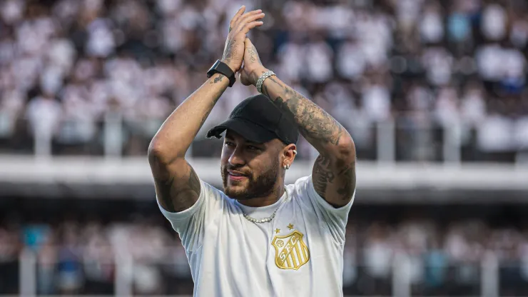 Neymar com a camisa do Santos, em 2024, enquanto defendia o Al-Hilal.
