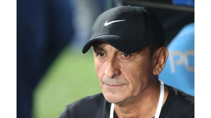 AVELLANEDA, ARGENTINA - OCTOBER 31: Ramon Diaz, Head Coach of Corinthians looks on during the Copa CONMEBOL Sudamericana 2024 Semifinal second leg match between Racing Club and Corinthians  at Presidente Peron Stadium on October 31, 2024 in Avellaneda, Argentina. (Photo by Daniel Jayo/Getty Images)
