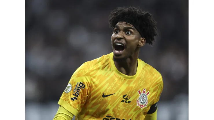 SAO PAULO, BRAZIL - NOVEMBER 04: Hugo Souza of Corinthians celebrates during a Brasileirao 2024 match between Corinthians and Palmeiras at Neo Quimica Arena on November 04, 2024 in Sao Paulo, Brazil. (Photo by Alexandre Schneider/Getty Images)
