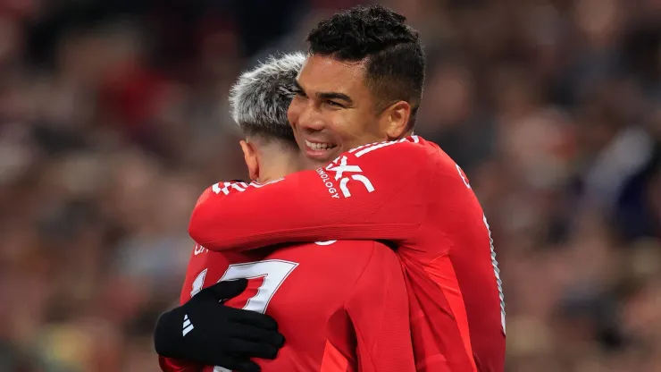 Casemiro e Garnacho comemoram gol do Manchester United.
