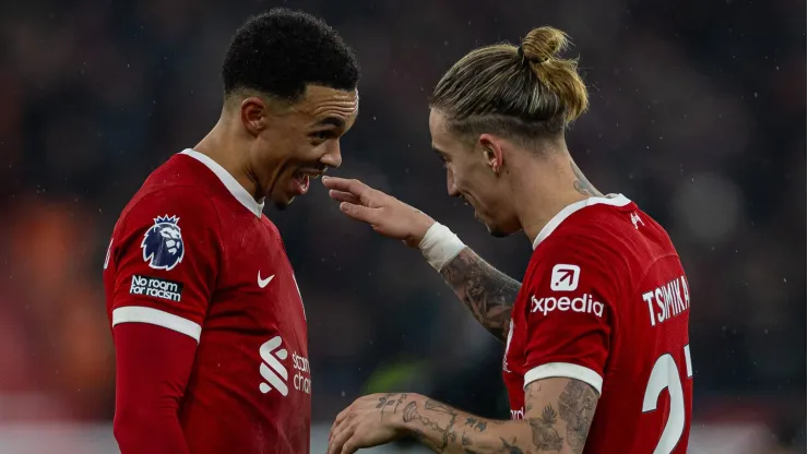 Alexander-Arnold (à esquerda) e Tsimikas (à direita), pelo Liverpool. Foto:<br />
IMAGO / Propaganda Photo
