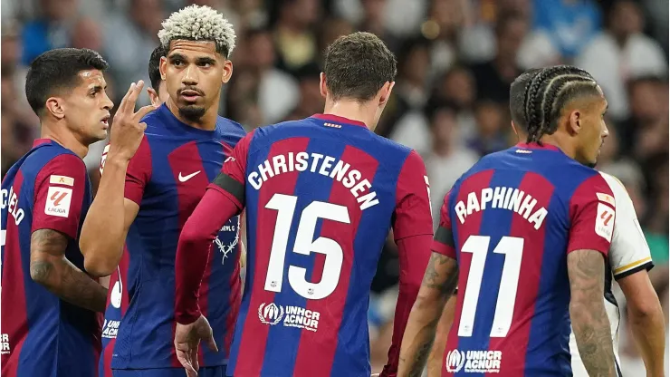 Ronald Araujo e Christensen com a camisa do Barcelona.
