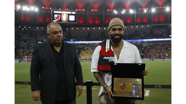 RIO DE JANEIRO, BRAZIL - JUNE 8: Gabriel Barbosa of Flamengo receives tribute of the "greatest Brazilian scorer of the history of Libertadores" next to Marcos Braz, football manager, before a Copa CONMEBOL Libertadores 2023 Group A match between  Flamengo and Racing Club at Maracana Stadium on June 8, 2023 in Rio de Janeiro, Brazil. (Photo by Wagner Meier/Getty Images)
