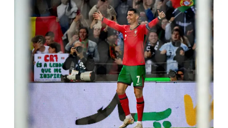 Cristiano Ronaldo comemora um de seus gols na vitória de Portugal sobre a Polônia, no dia 16 de novembro de 2024. (Sipa US / Alamy Stock Photo)
