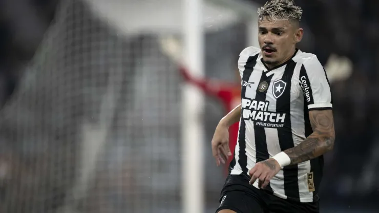 Tiquinho Soares deve começar entre os titulates do Botafogo
