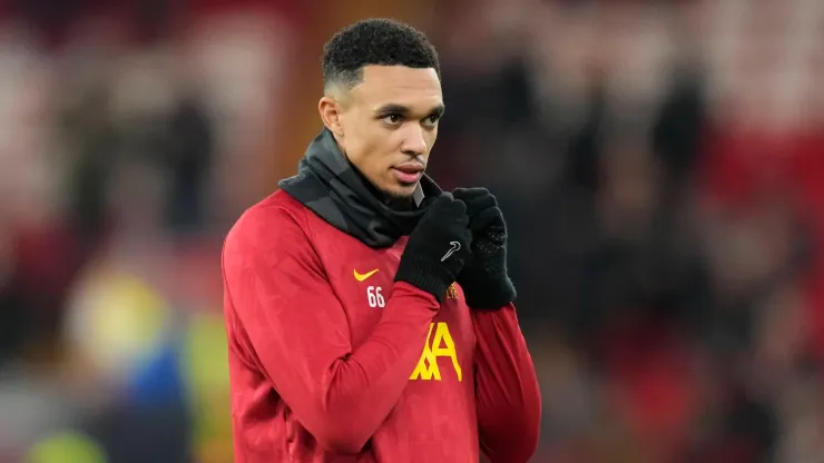 Alexander-Arnold antes de partida pelo Liverpool
