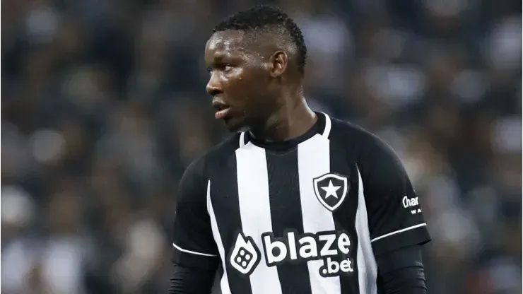 Patrick de Paula em ação pelo Botafogo (Photo by Ricardo Moreira/Getty Images)