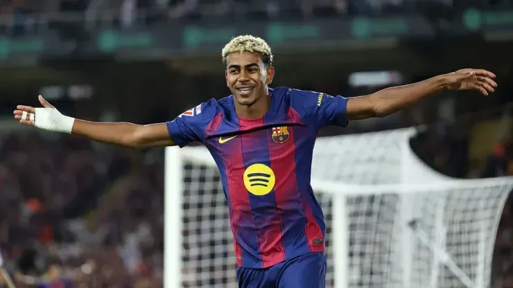 Lamine Yamal comemora gol com o Barcelona (Judit Cartiel/Getty Images)