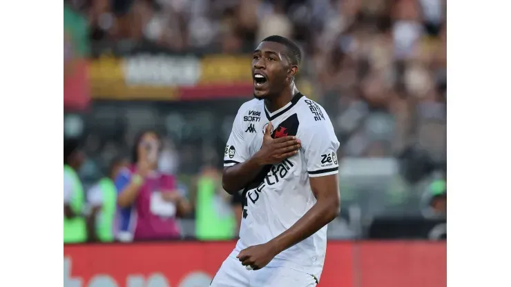 Rayan, jogador do Vasco comemorando após marcar em jogo do Brasileirão (Wagner Meier/Getty Images)