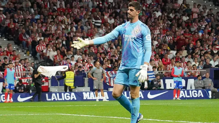 Real Madrid: Courtois recolhe objetos atirados ao relvado. Foto: Imago
