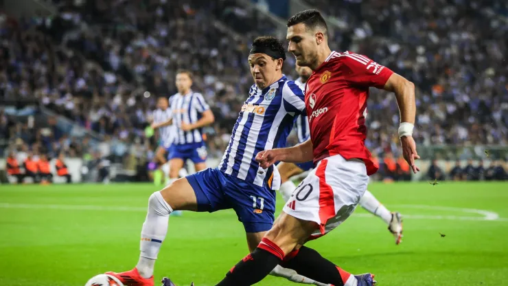 Pepê e Dalot durante FC Porto-Manchester United. Foto: Imago
