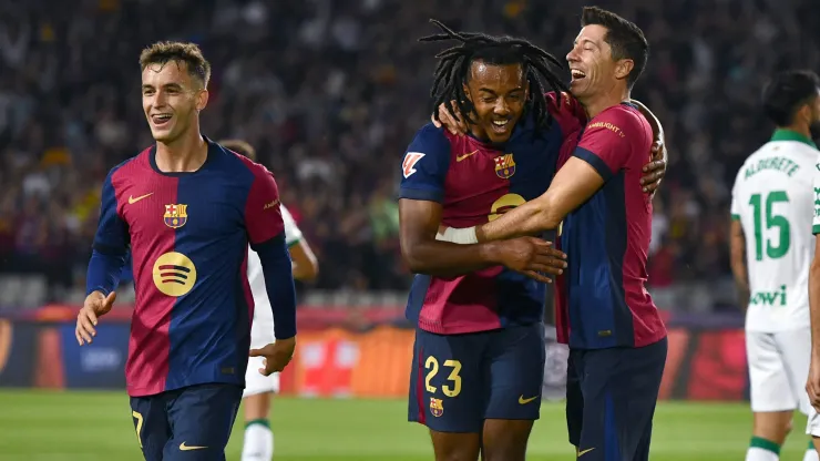 Robert Lewadowski e Jules Koundé, jogador do Barcelona. Foto: Imago
