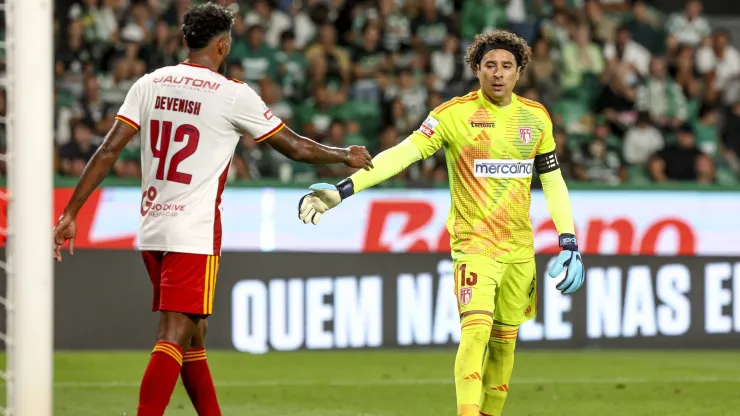 Guillermo Ochoa e Cristian Devenish, jogadores do AVS. Foto: Imago
