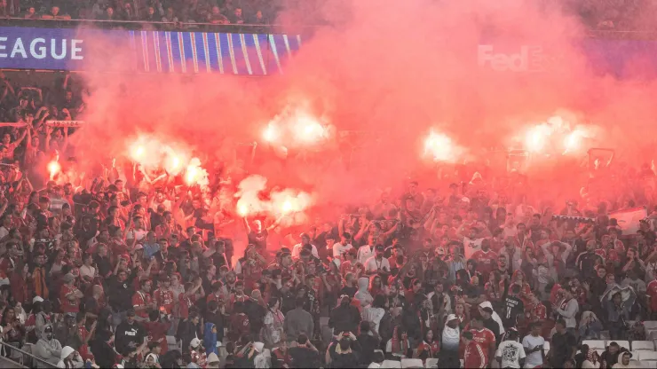 Adeptos do Benfica querem festejar uma vitória contra o Pevidém. Foto: Imago
