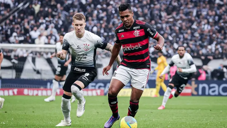 Alex Sandro, ex-Porto, em ação pelo Flamengo contra o Corinthians. Foto: Imago
