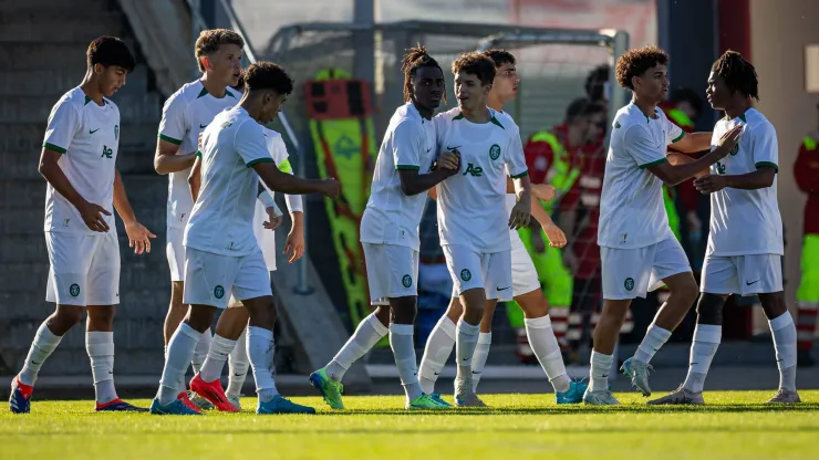 Jogadores do Sporting a festejarem na Youth League. Foto: Imago
