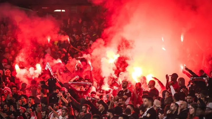 Adeptos do Benfica durante jogo com FC Porto. Foto: Imago
