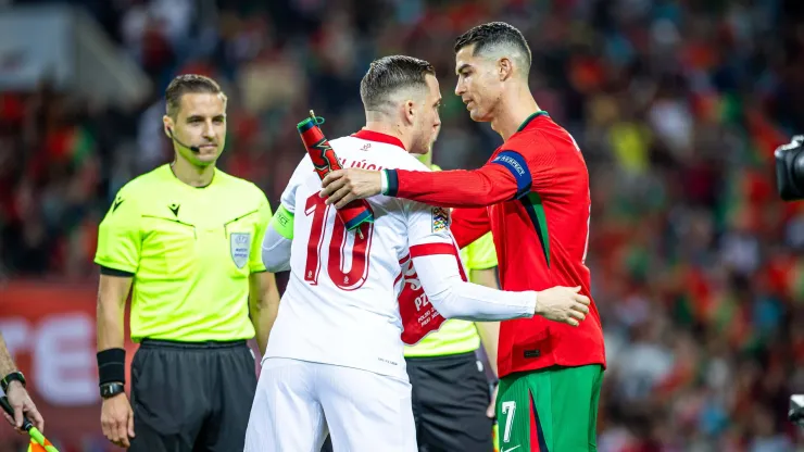 Zielinski e Cristiano Ronaldo antes do jogo entre Portugal e Polónia. Foto: Imago
