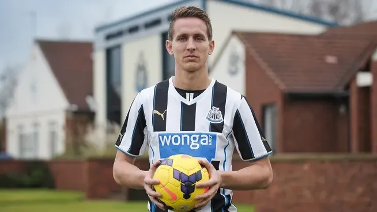 NEWCASTLE UPON TYNE, ENGLAND – JANUARY 29: New Signing Luuk de Jong holds a football and poses for the camera at the Newcastle United Training Centre on January 29, 2014, in Newcastle upon Tyne, England. (Photo by Serena Taylor/Newcastle United via Getty Images)
