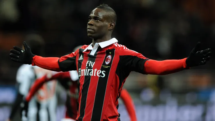 MILAN, ITALY – FEBRUARY 03: Mario Balotelli of AC Milan celebrates after scoring his second goal from the penalty spot during the Serie A match between AC Milan and Udinese Calcio at San Siro Stadium on February 3, 2013 in Milan, Italy. (Photo by Claudio Villa/Getty Images)
