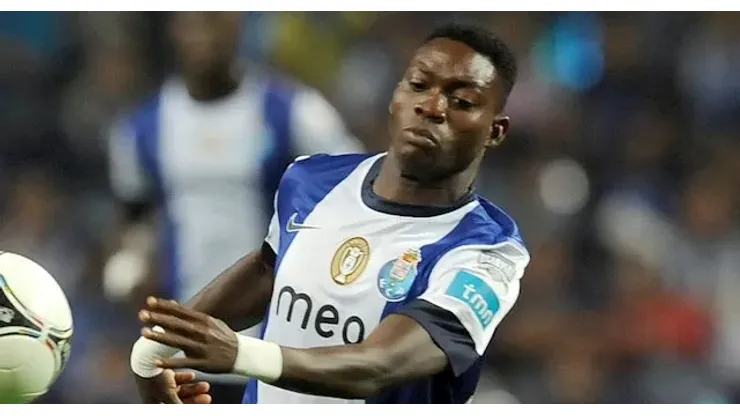 FC Porto's Christian Atsu from Ghana, front, drives the ball past Sporting's Khalid Boulahrouz, from The Netherlands, in a Portuguese League soccer match at the Dragao stadium in Porto, Portugal, Sunday, Oct. 7, 2012. Porto won 2-0.(AP Photo/Paulo Duarte)
