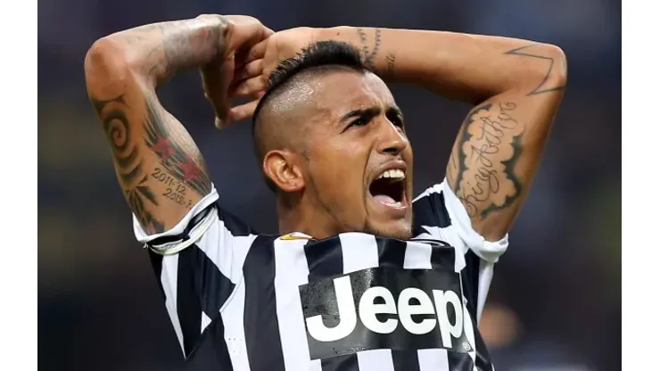 . Milan (Italy), 14/09/2013.- Juventus Chilean midfielder Arturo Vidal celebrates after scoring the 1-1 goal during the Serie A soccer match between Inter Milan and Juventus at the Giuseppe Meazza stadium in Milan, 14 September 2013. EFE/EPA/MATTEO BAZZI
