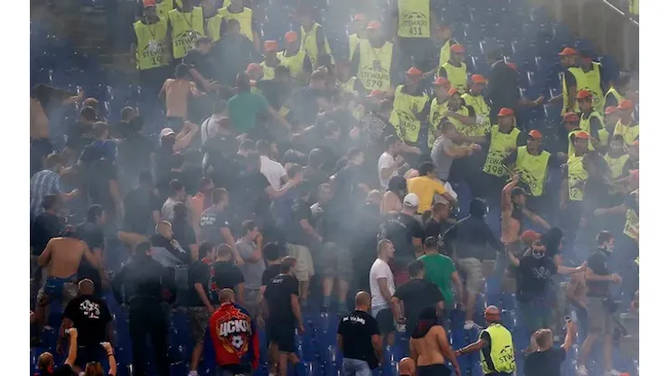 CSKA Moscow's supporters clash with stewards during the Champions League Group E soccer match against AS Roma at the Olympic Stadium in Rome September 17, 2014. REUTERS/Alessandro Bianchi (ITALY – Tags: SPORT SOCCER)

