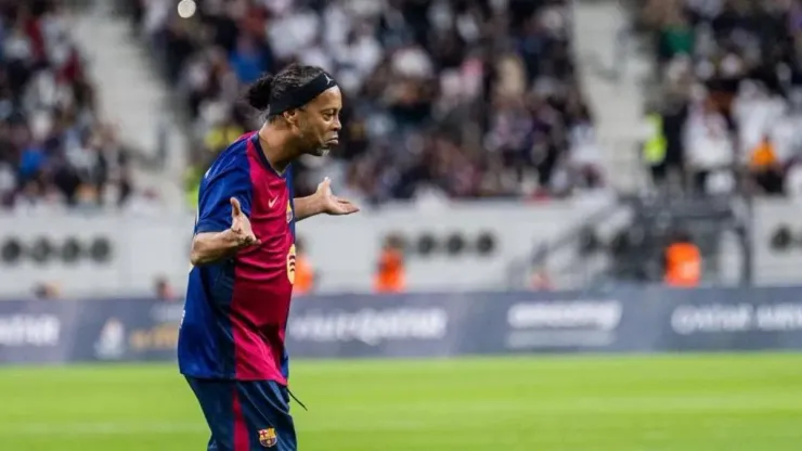 Barcelona legends defeated Real Madrid legends in a thrilling penalty shootout after a 2-2 draw. 
