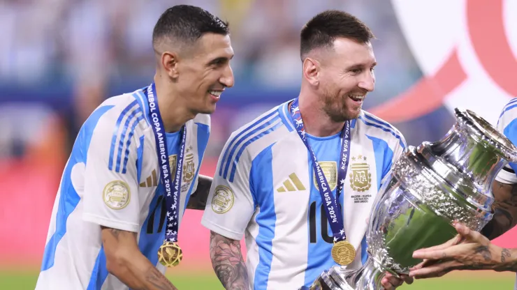  Angel Di Maria, Lionel Messi and Nicolas Otamendi of Argentina celebrate with the trophy after the team's victory in the CONMEBOL Copa America 2024 Final match between Argentina and Colombia at Hard Rock Stadium on July 15, 2024 in Miami Gardens, Florida. 
