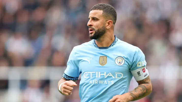 Real Madrid eyes Kyle Walker loan; Manchester City wants permanent transfer or loan with obligation to buy.
