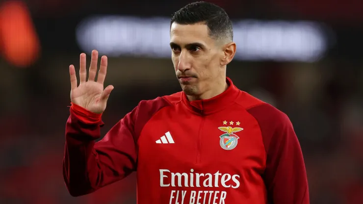 Angel Di Maria of SL Benfica acknowledges the fans in the warm up.
