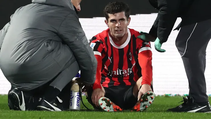 Christian Pulisic of AC Milan lies injured during the Serie A match between Como 1907 and AC Milan at Stadio G. Sinigaglia on January 14, 2025 in Como, Italy. 
