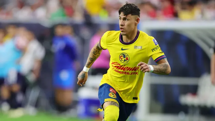 Cristian Calderon #18 of Club América moves down field against Chivas.
