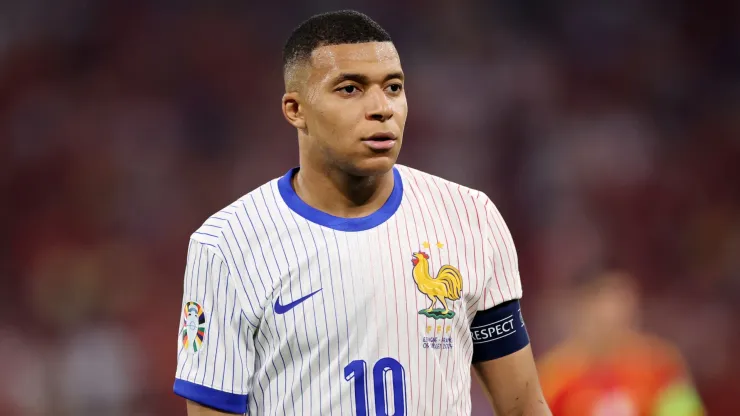 Mbappé denied any serious rift with Deschamps, emphasizing that disagreements are normal in any professional environment.
