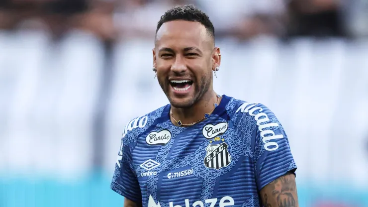 Neymar of Santos warms up prior to a Campeonato Paulista semi-final match Corinthians and Santos at Neo Quimica Arena on March 09, 2025 in Sao Paulo, Brazil.