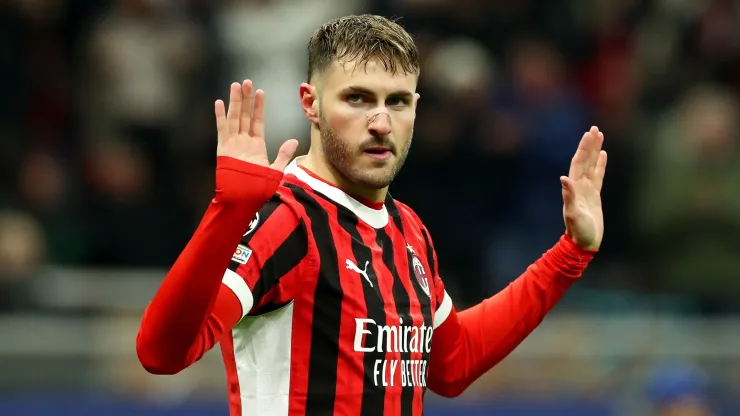 AC Milan coach Sérgio Conceição has addressed Santiago Giménez's recent struggles, stating that he chooses players based on form. 
